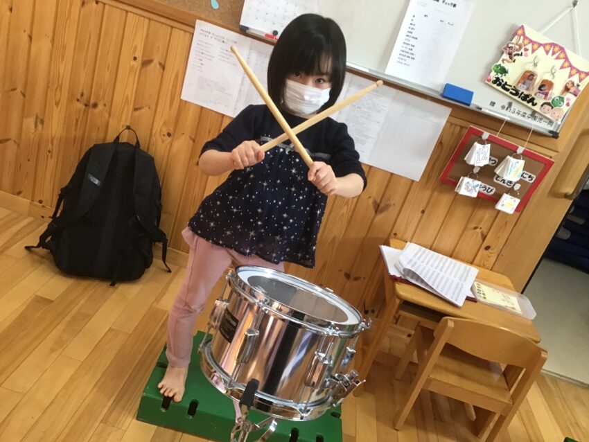 市ヶ谷保育園にはたくさんの楽器があります。
大太鼓に中太鼓、木琴、鉄琴、ハンドベル。
ウインドチャイムの音色は星空を連想させてくれます。