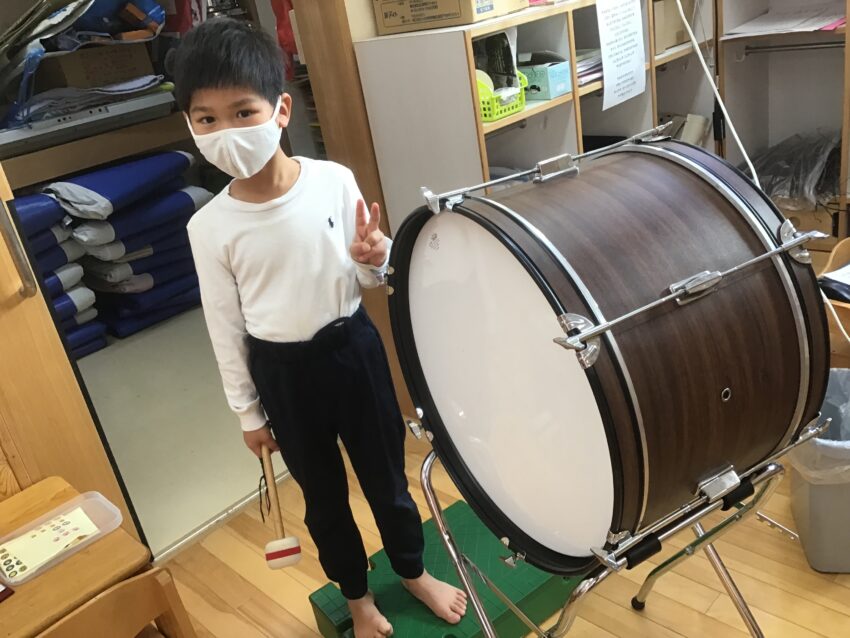 月に一度の音楽教室がこの時期には2度になります。
今までは身体でリズムを表現していたのがいよいよ楽器を使ってリズムを鳴らします!