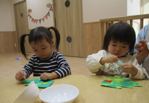 ０歳児　クリスマスツリーを作ったよ！
