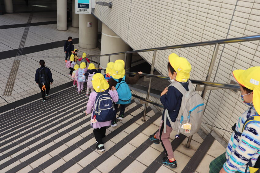 帰りも電車に乗って帰ります。
保育園の階段を日常生活で昇り降りしているので危なげなく移動も出来ました。
保育園に帰ってきてからは疲れを取るために少し午睡をして、お昼寝後はまた、水族館の話で盛り上がっていました♪