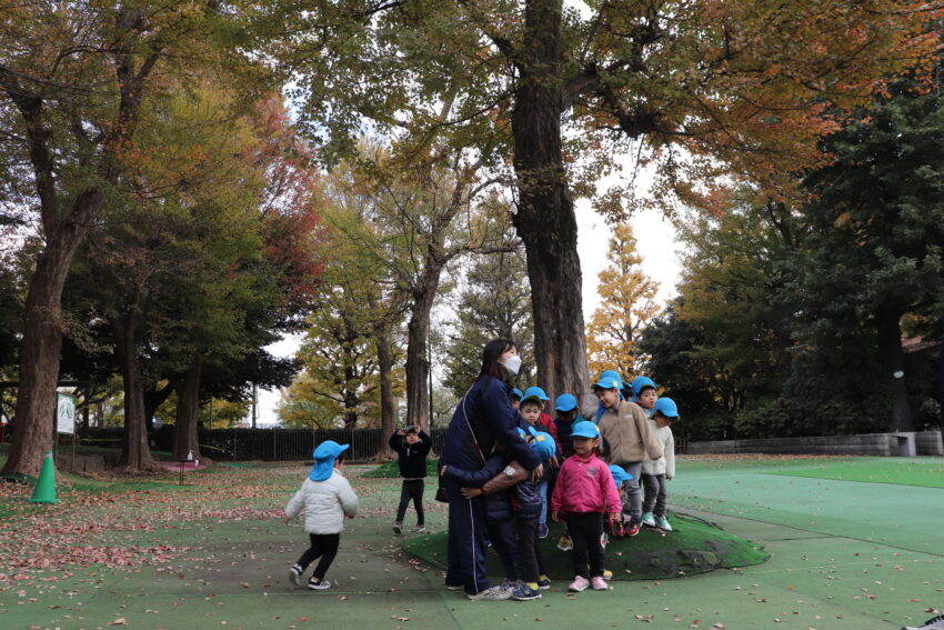四ツ谷にあるにこにこパークへ遠足に行ってきました。
紅葉がとても綺麗な広い公園です。
何があるのかドキドキワクワク♪