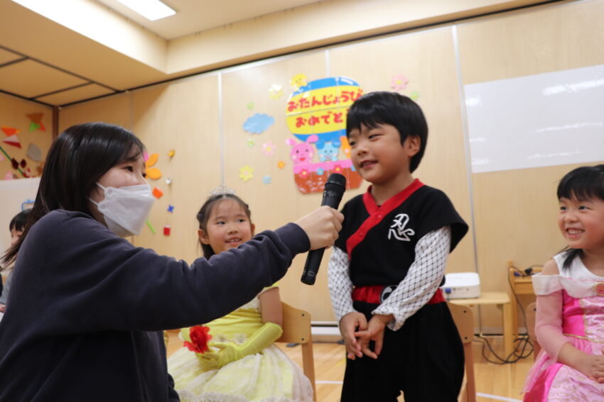 市ヶ谷保育園では月に一度、全クラスの子どもたちと、先生、保護者の方をご招待して誕生会をしています。
インタビューでは自分の年齢や好きなもの、好きなお友だち、将来なりたいもの等について、みんなにお話をします。
1年間この日を心待ちにしていて、ドキドキワクワクしながら参加しています♪