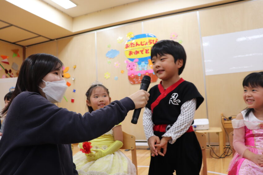 市ヶ谷保育園では月に一度、全クラスの子どもたちと、先生、保護者の方をご招待して誕生会をしています。<br />
インタビューでは自分の年齢や好きなもの、好きなお友だち、将来なりたいもの等について、みんなにお話をします。<br />
１年間この日を心待ちにしていて、ドキドキワクワクしながら参加しています♪