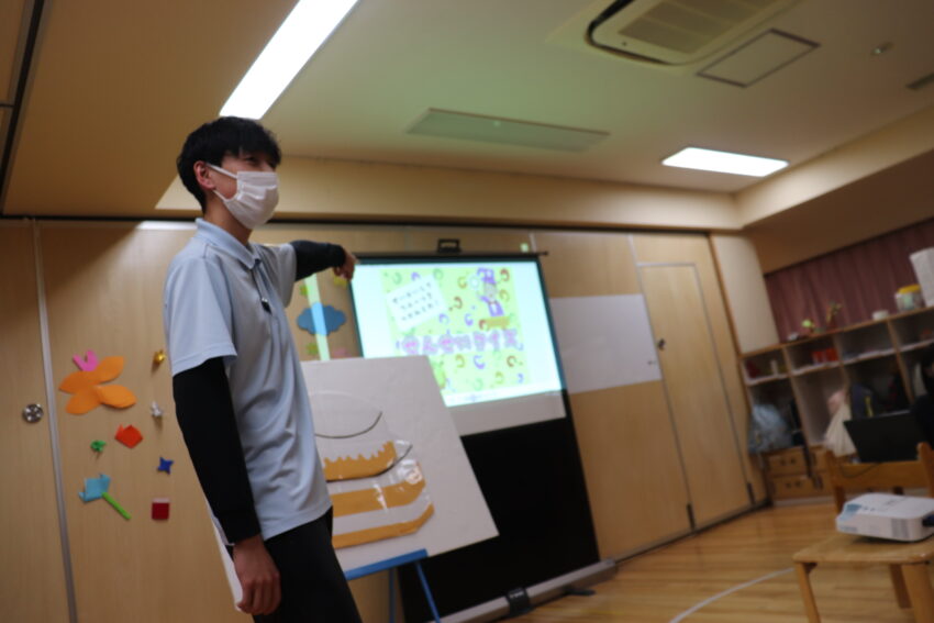 先生からのお祝いの出し物は画像から先生を探すクイズ!
考える事が大好きな子どもたちは目を凝らしながらどの先生なのか当てようとします。
当たったらケーキにフルーツを飾ることが出来ます🍓