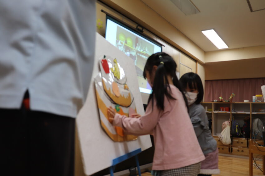 みんなで考えて作った大きなケーキの出来上がり！<br />
誕生日のお友達に全員で「おめでとう！」のお祝いをしました🎂<br />
市ヶ谷保育園では特別な日にたくさんの人から祝われる経験を通して<br />
一人一人が特別な存在だという自己肯定感を育んでいます。