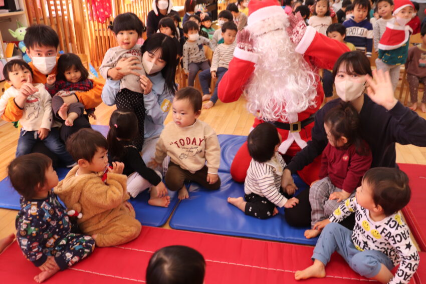 子どもたちと一緒に記念撮影もしました。
楽しい時間もサンタさんに頂くことが出来ました。
アシストしてくれた先生が子どもたちに由来も伝えていたので、外国の文化に触れる機会にもなりました。
トナカイさんもありがとう!