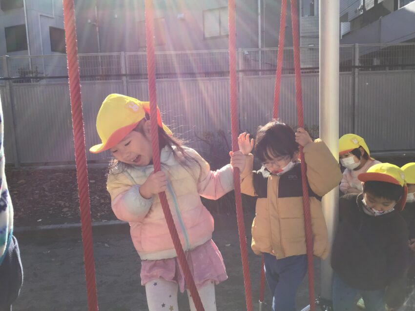 市ヶ谷保育園では子どもたちが自分の意見を話すことや意見を聞いて話し合う事を大事にしています。
今日は行きたい公園について話し合いました。