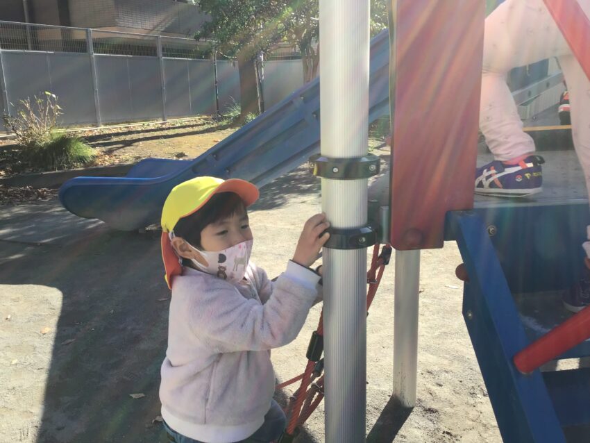 行きたい公園とその理由を話して欲しいことを伝えると「〇〇公園に行きたいです。理由は○○をして遊びたいからです。」と堂々とお話しすることが出来ました。
行きたい公園が決まるとワクワクした表情で公園に向かう子どもたち。
公園では目的意識を持ちながら楽しく遊んでいました。理念にある主体性を保育の中でこのように育んでいます。
