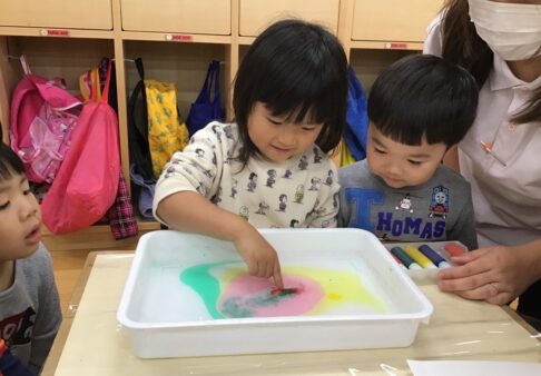 ２歳児　マーブリングをしました♪