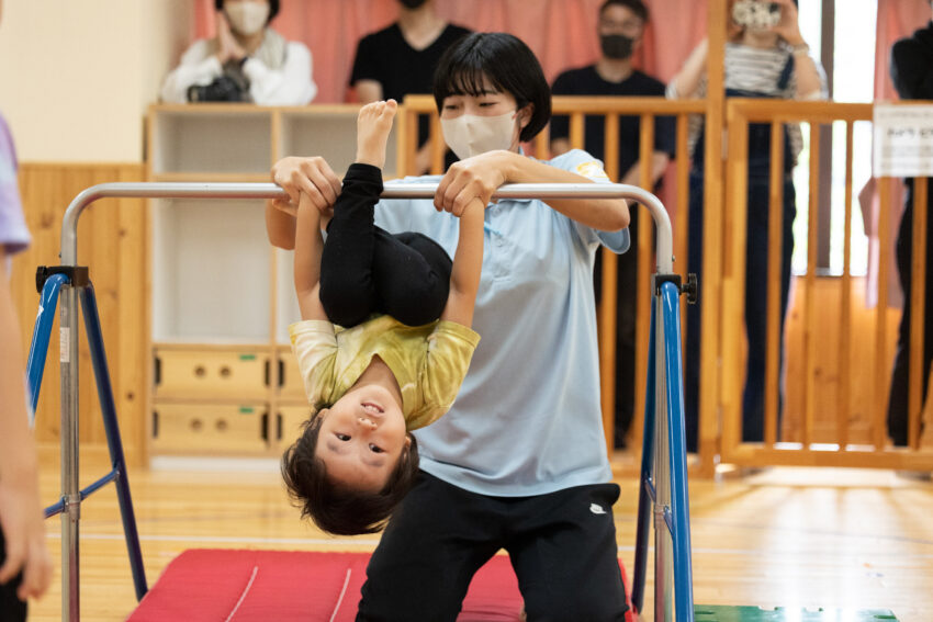 体操の先生が教えてくれた鉄棒や跳び箱。運動遊具で遊ぶことも大好きになりました♪