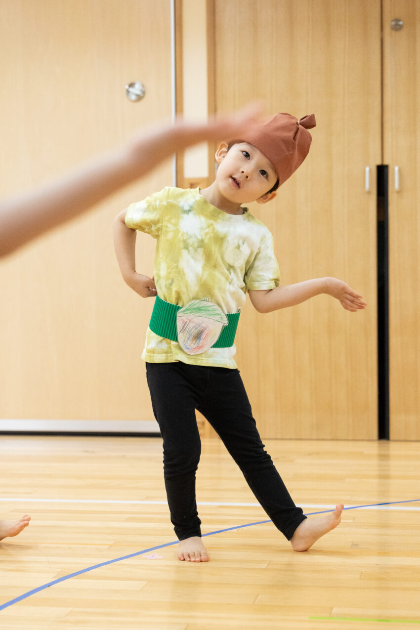 どんぐりマンに変身して踊ります！いろんなポーズが楽しくて、自分で考えてポーズを決めます。