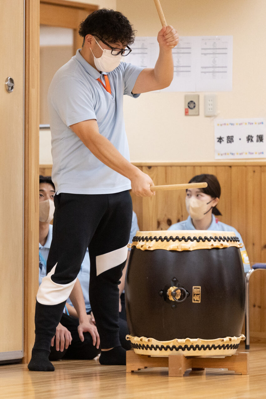 組み立て体操とフラッグは先生の和太鼓で入場。
士気が高まります。
初めは自分の体を腕の力で支えるのが難しかったようですが、腕を使った遊びをするうちにしっかりと支えられるようになりました。
