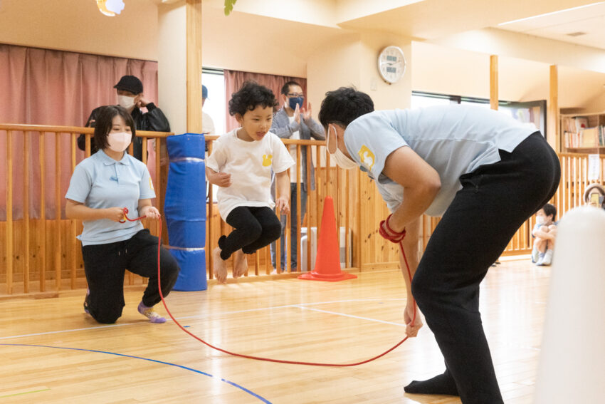 大縄跳びにも挑戦！ボールも高い位置で投げることが出来るようになったり、跳び箱も高い段に挑戦します。