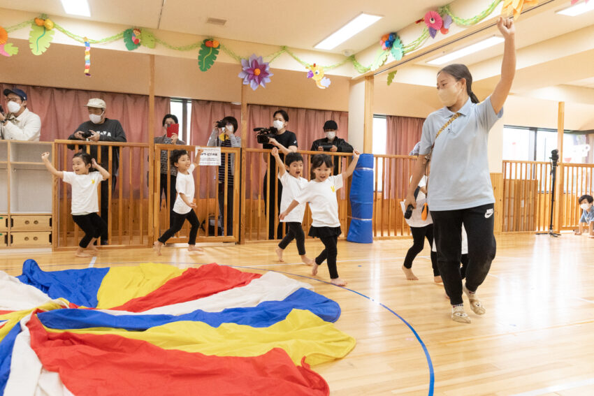4歳児さんの見どころはパラバルーン！
最初に構える表情も真剣です。
一人では上がらないバルーンもみんなで力を合わせると高く上げることが出来ました。
一人でするよりもみんなでやってみることの楽しさを感じた子どもたちでした。