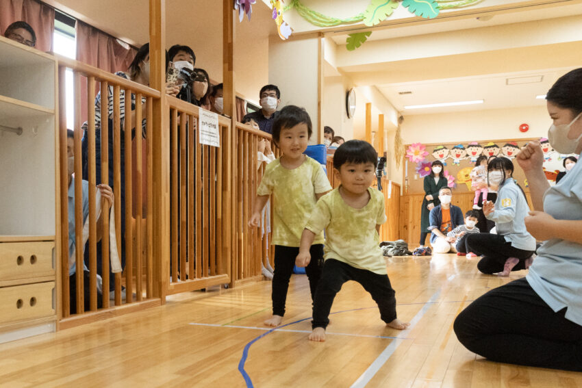 3歳児さんになると、スタートの構えもバッリチ。かけっこもゴールテープをきる意味も嬉しさも理解して思い切り駆け抜けます！！