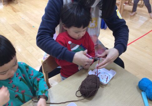 ちゅーりっぷ組(２歳児)の様子《指先が器用になりました★》