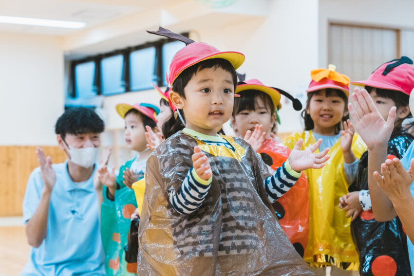 2歳児さんは虫たちの運動会の絵本が大好きなので、自分たちも好きな虫を選んで虫さんになりきりながら運動遊びをしました。