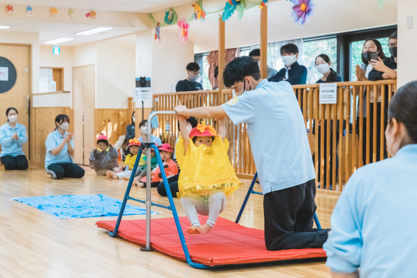 普段から遊んでいる鉄棒にぶら下がったり、ダンゴムシボールを箱に投げて入れます！投げる腕も上から大きく振って投げられるようになりました。