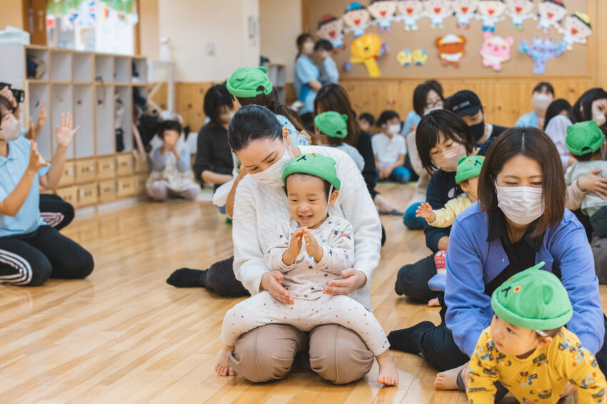 1歳児さんは普段している手遊びを、お母さんやお父さんと触れ合い遊びとして一緒に楽しみます♪