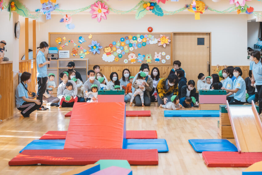 今年の運動会は室内で開催しました。
市ヶ谷保育園の運動会は4月から取り組んできた運動遊びを見て頂く日にしています。
今まで子どもたちが楽しんできたことや挑戦してきたことを披露します！
