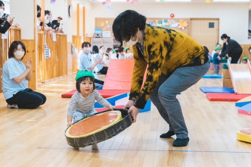 しろくまちゃんのホットケーキの絵本が大好きな子どもたち。
先生が作ってくれた大きなホットケーキをお父さんやお母さんと一緒に運びます！
