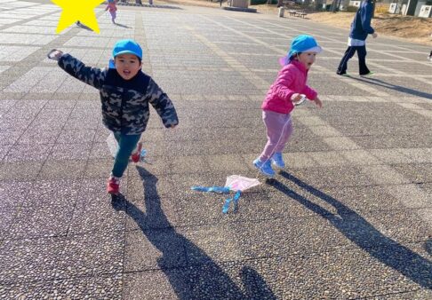 ☆2歳児こぐま組　凧あげ☆