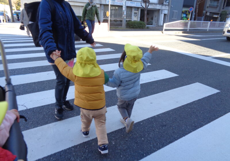 横断歩道を手を挙げて渡れるようになりました。