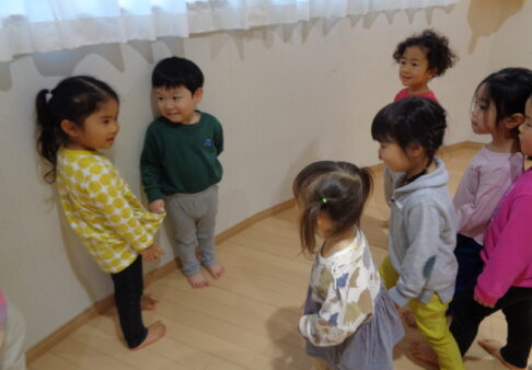 ２歳児ぱんだ組　「だるまさんがころんだ」