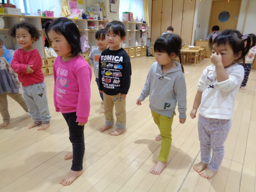 『だ る ま さ ん が こ ろ ん だ』
そろり・・・
そろり・・・
オニに気づかれないように前進前進🤡