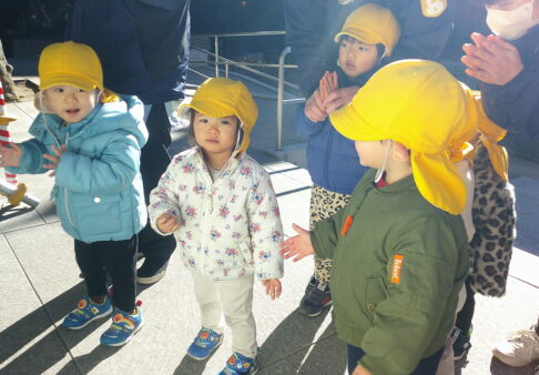 1歳児　新年子ども会、凧作り
