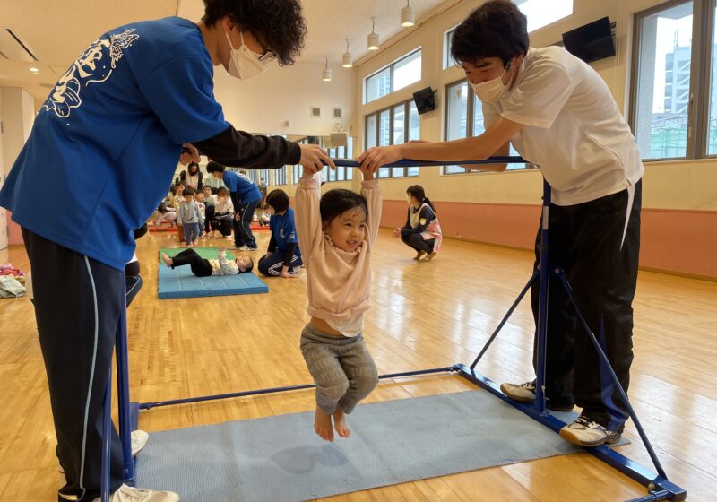 学生さんと一緒に運動あそび