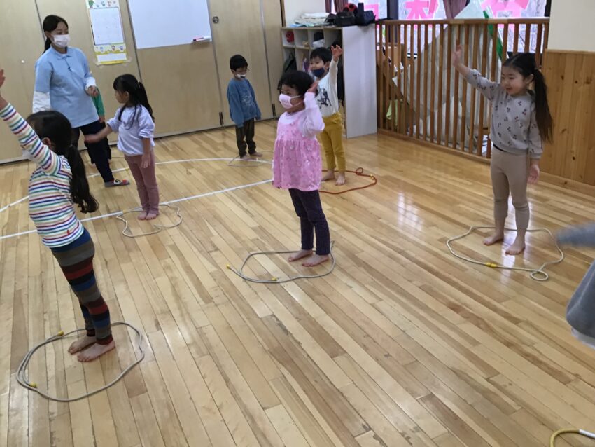 体操教室で跳び箱と縄跳びをしました。
縄跳びでは短縄を使って跳んでみると大繩とは違って自分で回しながら跳ぶのに
ちょっぴり苦戦。