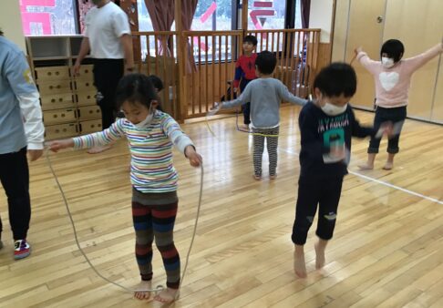 4歳児　★跳び箱と縄跳び★