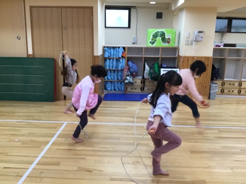 体操の先生が「お餅をぺったんするようにやるといいよ」とアドバイスしをもらうと、イメージが付いたようで、餅つきに見立てて縄を上から下に下ろしていました。
「縄が前に来たら跳ぶ!」と声に出しながらやっているお友だちもいました。