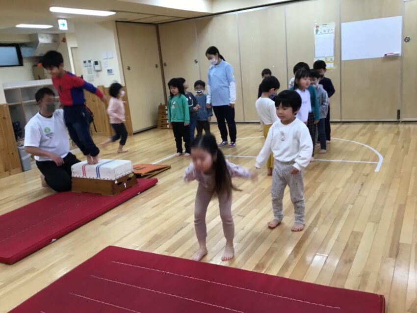 跳び箱では、踏み台を両足で踏めるようにリズムを取ったり、上手なお友だちの跳び方を見たりと、自分なりに観察しながら取り組んでいました。