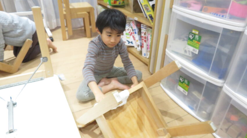 よし！椅子を裏返して・・・
ゴシゴシ🧹