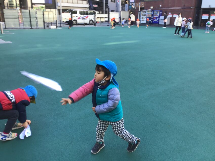 折り紙で折ることが上手になってきた3歳児さん。<br />
今日はもっと大きな紙で折った紙飛行機を公園で飛ばしてみることにしました。<br />
室内では無風なので限られた飛び方をしていた飛行機が外で飛ばしてみると、風に乗って思いのほか遠くまで飛んだり、風の抵抗で飛ばなかったり。<br />
