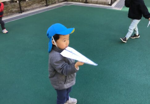 3歳児★戸外遊び　紙飛行機★
