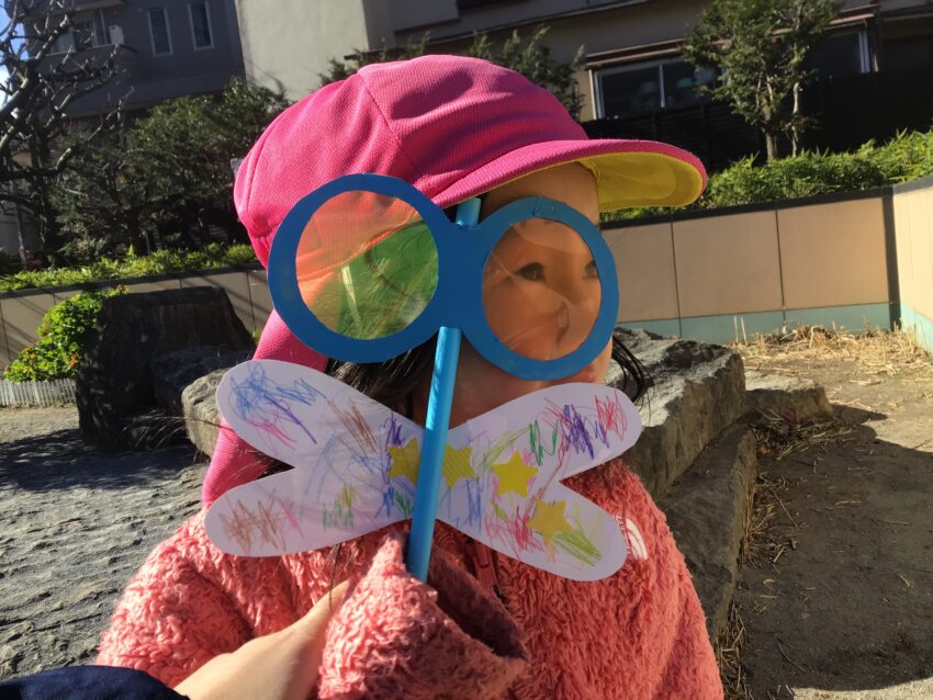 セロファンを使って2歳児さんが色めがねを作りました。
秋にとんぼのめがねも歌っていたので、イメージはトンボです。
冬の光はとっても綺麗。
その光に色めがねをかざしてみると「あれ?色が写ってる!」と大喜び。
今日は寒かったので公園には氷柱もありました。
氷柱も色めがねで見て見ると氷にも色がついて凄く綺麗に見えました✨