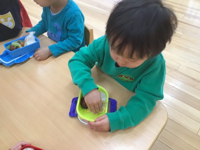 栄養士さんがこの日に合わせて唐揚げやおにぎりのメニューにしてくれました。
お友だちと一緒に「どの唐揚げがいいかな?」と選びながら真剣な表情でお弁当箱に詰めていました。