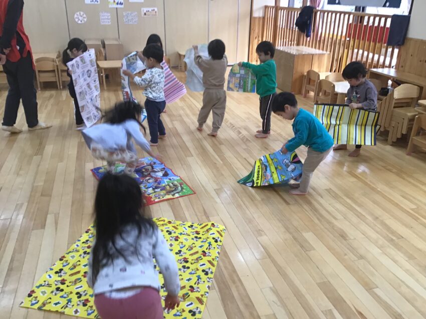 お弁当が出来上がったら今度はレジャーシートを敷いて好きな場所で食べます。
遠足のような雰囲気にワクワク♪
いつも以上に楽しく食事をする事が出来ました。
3月には初めて戸外でお弁当を食べる予定です。
市ヶ谷保育園ではスモールステップを大切にして、楽しみながら様々な活動に展開していけるように経験の積み重ねをしています★