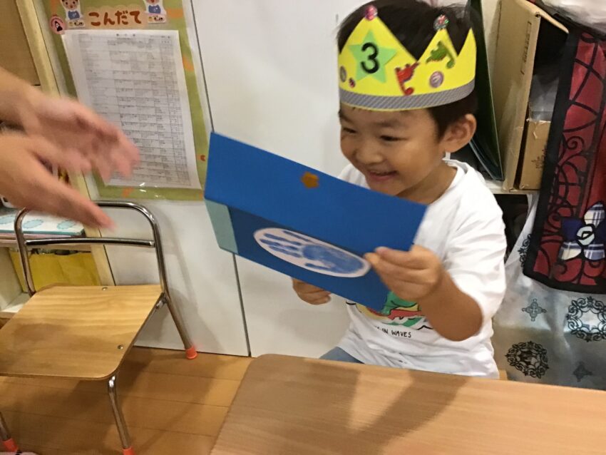 3歳のお誕生会をしました!
保育者からのプレゼントをとても喜んでくれていました♪
誕生会終了後もプレゼントと王冠を
「持って帰るから大事に置いておいてね♪」
とお話ししていて可愛かったです。