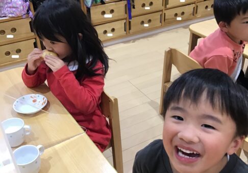 ４歳児きりん組　「食育　ハンバーガー作り」