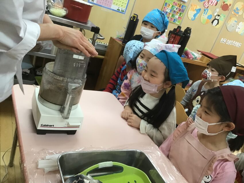 開いた後はフードプロセッサーで細かくしてつみれにします。
変わっていく様子が面白くてニコニコな表情♪