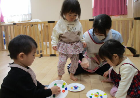 ０歳児　コマ回し＆羽根つき