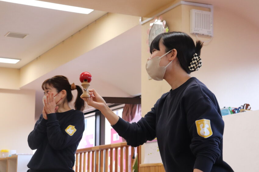 先生がお正月のお節や門松、十二支のお話をしてくれました。
「へえ～！そうだったんだ！」と初めて知ることに興味津々。
けん玉や福笑い、羽根つき等お正月の遊びも教えてもらいました♪