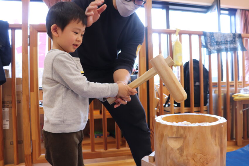 その後は恒例のお餅つき。
ふかしたもち米を先生と子どもたちでぺったんぺったん、ついていきます。
大きな大きな鏡餅の出来上がり！
年の始まりをみんなで祝いました。
今年も良い年になりますように🐰🐇