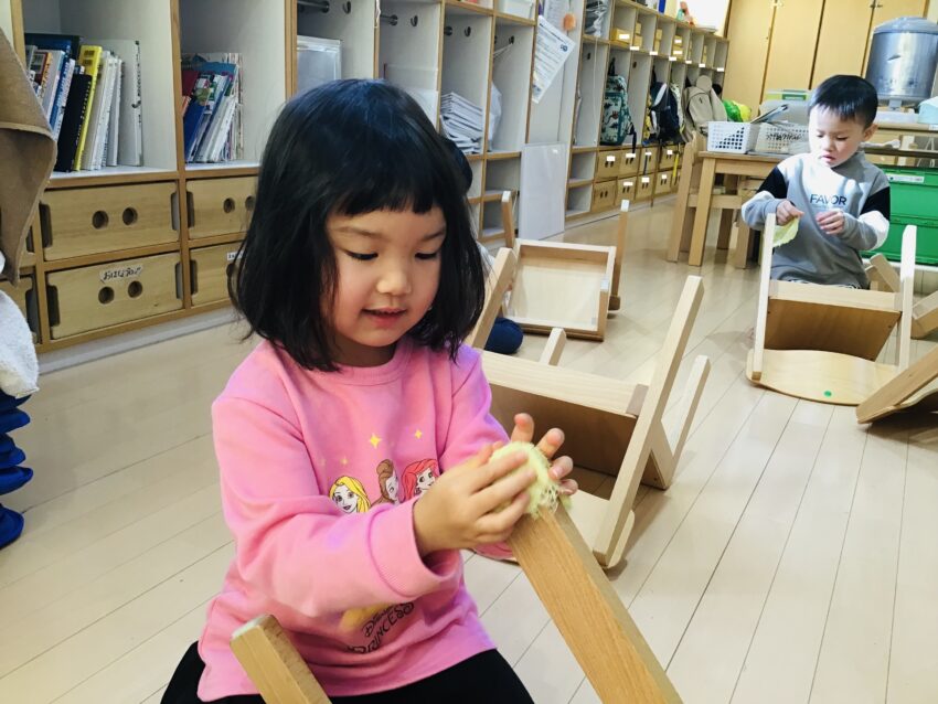 椅子の脚もゴシゴシ!