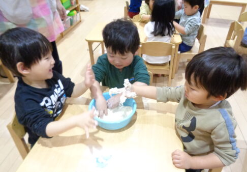 ２歳児ぱんだ組　「手作り小麦粉粘土」
