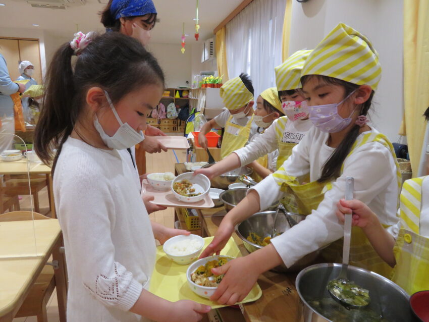 三角食べができるようにお皿の置き方も<br />
意識❢意識❢🥢🍚